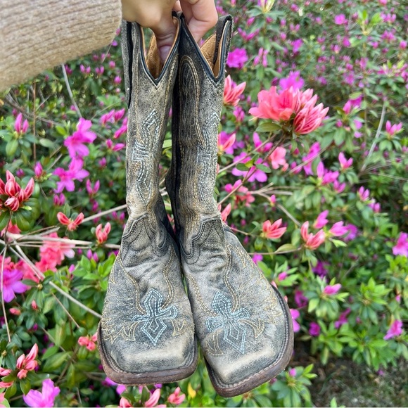 TEEN'S CORRAL CROSS AND WINGS EMBROIDERY SQUARE TOE COWBOY BOOT - Picture 10 of 12